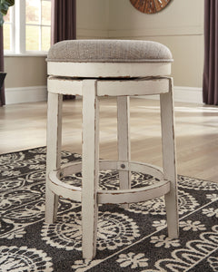 Realyn Dining Room Set