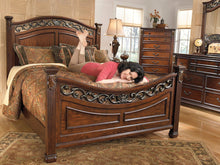 Leahlyn Panel Bed