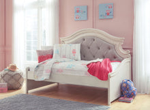 Realyn Day Bed