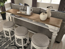 Realyn Dining Room Set