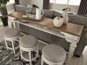 Realyn Dining Room Set