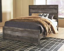 Wynnlow Panel Bed