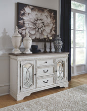 Realyn Dining Room Set